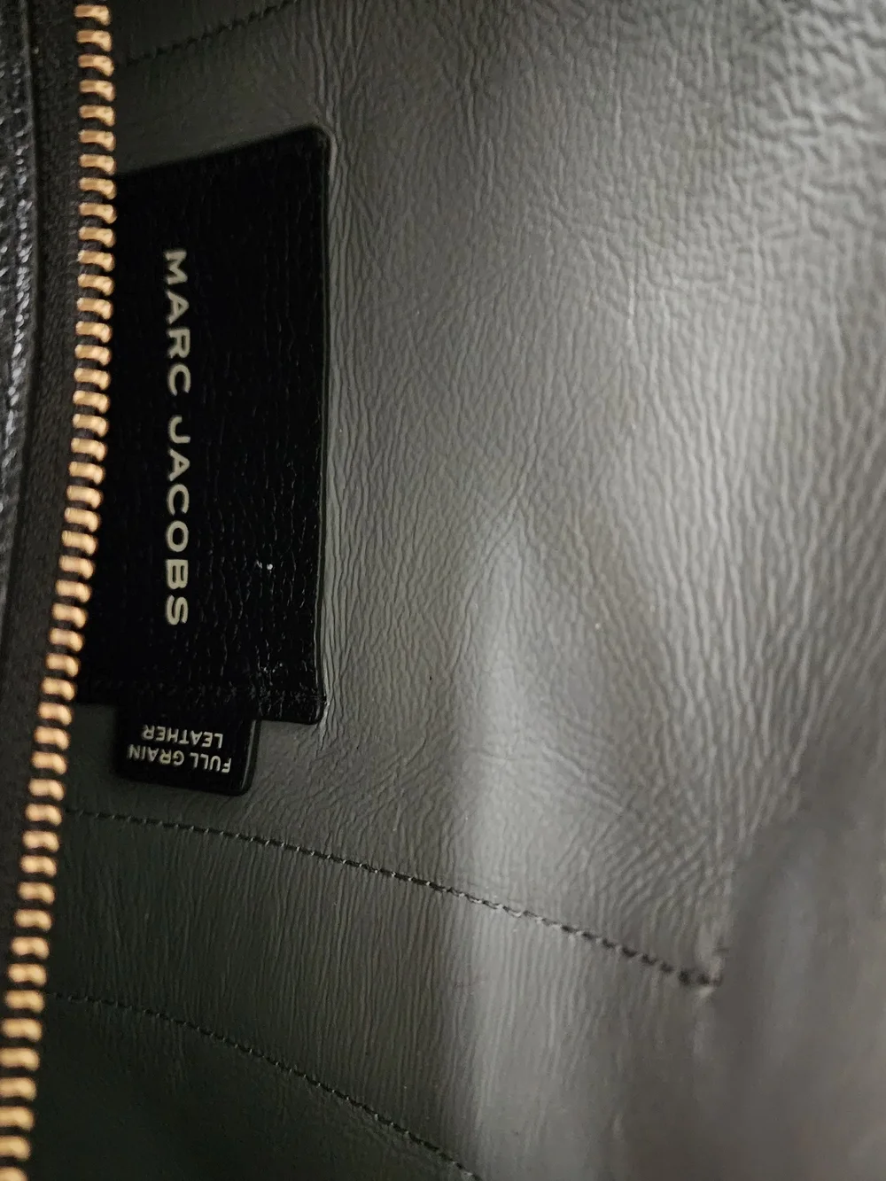 Marc Jacobs compact pebbled